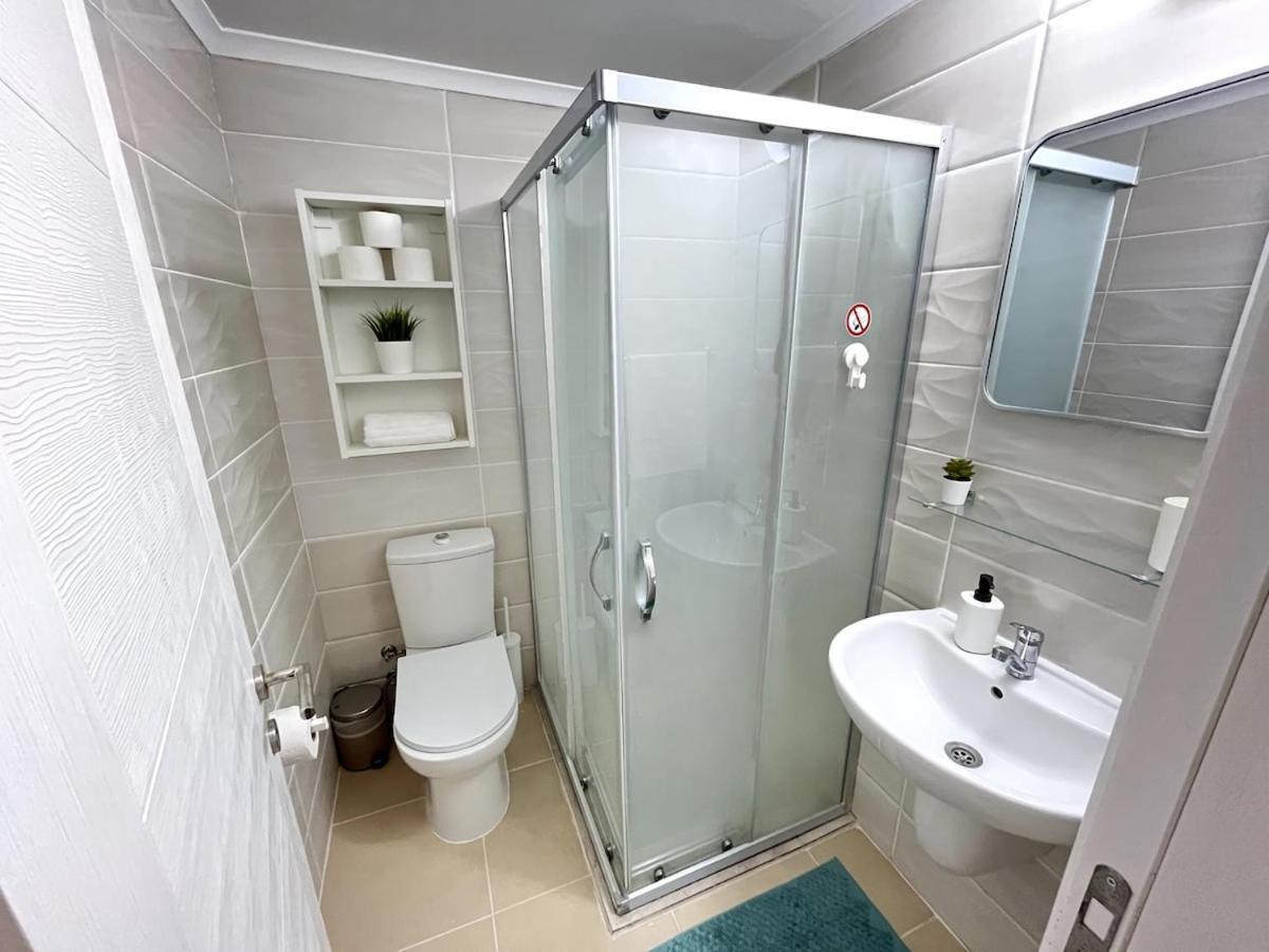 Weekend Apartments 3Br キレニア エクステリア 写真
