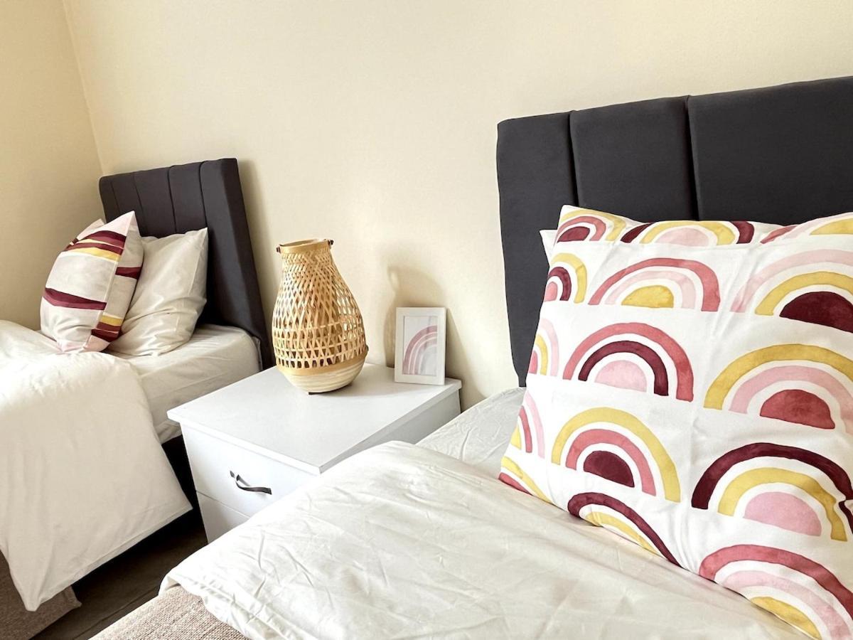 Weekend Apartments 3Br キレニア エクステリア 写真